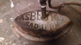 CLOSE-UP.....ASBESTOS SAD IRON BASE