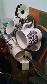 60S  BLACK / WHITE  DAISY MUG TREE