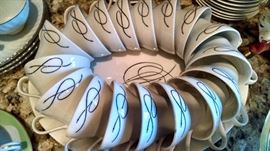 CLOSE-UP.....**ABSTRACT** BLACK/ WHITE DISH SET