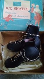 VINTAGE SEARS CHILDS ICE SKATES