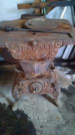 ANTIQUE....STRATFORD CAST IRON POT BELLY / PARLOR  STOVE 