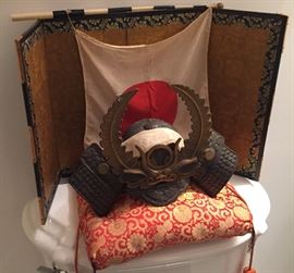 MINIATURE SAMURAI HELMET WITH SCREEN AND PILLOW
