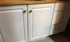 5 SECTIONS OF KITCHEN CUPBOARDS (LOWER)