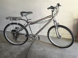 Ezip BIKE WITH BATTERIES & CHARGE CORDS & SADDLE BAG