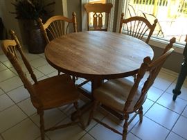 ROUND OAK PEDESTAL TABLE WITH BUTCHER BLOCK STYLE TOP, 4 OAK TOP 