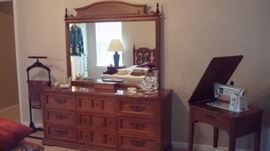 Bassett 6 Drawer Dresser w/ Mirror