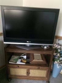 PANASONIC FLAT SCREEN 36" TV W/ REMOTE AND INSTRUCTIONS. GREAT ROLLING TV STAND WITH STRORAGE