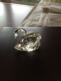 EXQUISITE SWAROVSKI CRYSTAL SWAN FIGURINE ( THE DETAIL IS STUNNING!)