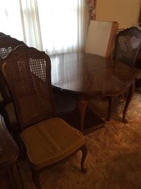 CHIPPENDALE STYLE HARDWOOD DINING ROOM TABLE W/2 LEAVES AND FOUR CHAIRS