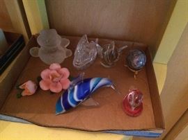 VINTAGE ROSE PETAL PORCELAIN WITH ASSORTED HAND BLOWN GLASS COLLECTIBLES