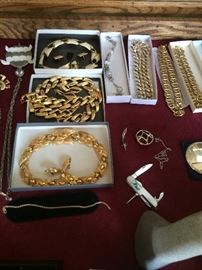 VINTAGE GOLDTONE JEWLERY INCLUDING: MONET, TRIFARI, NAPIER, ETC. 