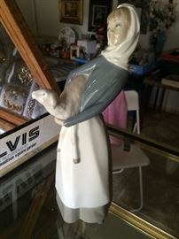 LLADRO GIRL HOLDING LAMP (1978)