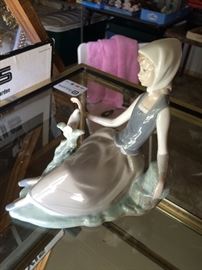 LLADRO GIRL W/ DOVE (#98A)