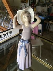 LLADRO GIRL HOLDING HAT  (#46N) 1980