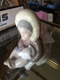 LLADRO ESKIMO CHILD AND BEAR CUB