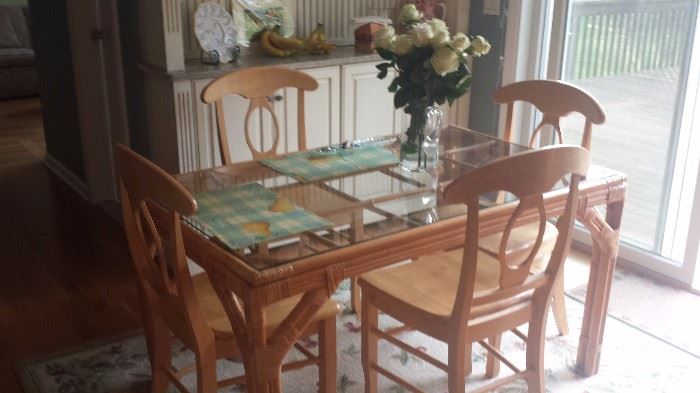 Set of 4 sturdy kitchen chairs in excellent condition 