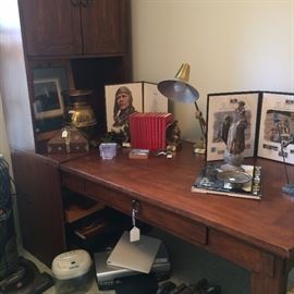 Desk unit with cabinet on the side