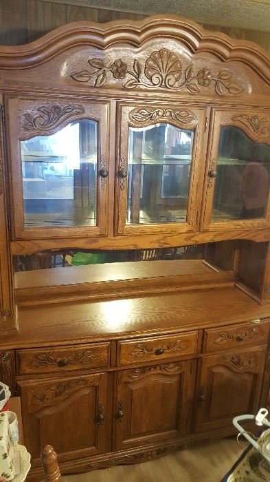 Beautiful oak hutch, also available matching dining table with 6 chairs.