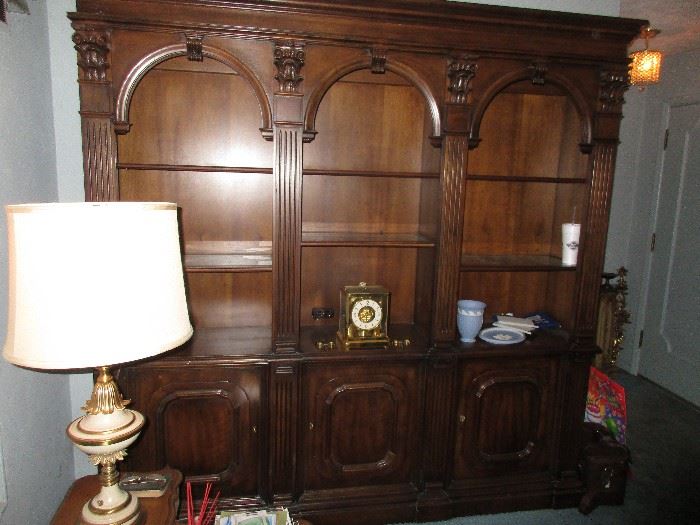 WALL UNIT IN THREE SECTION