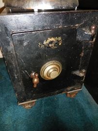 Vintage 1920's SMALL safe.Dial. No combination 