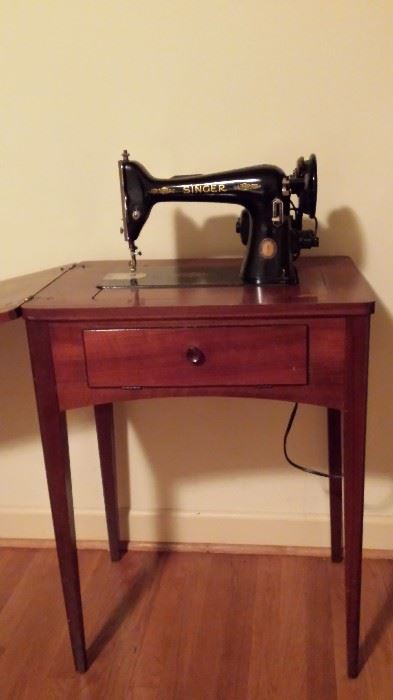 Singer sewing machine, excellent condition