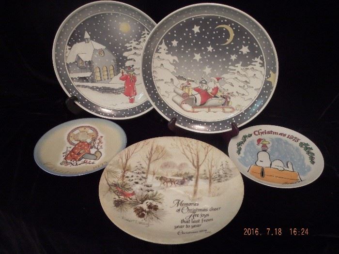 2 Weihnachtsschalen Christmas Plates and 3 assorted plates $ 5.00