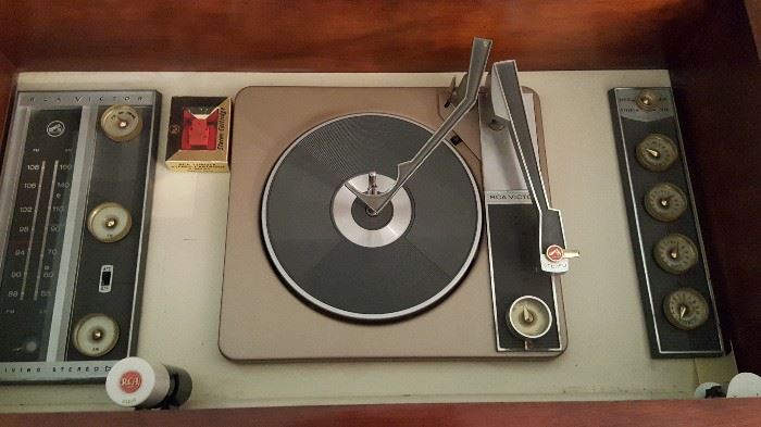 Vintage RCA Victor console radio record player stereo