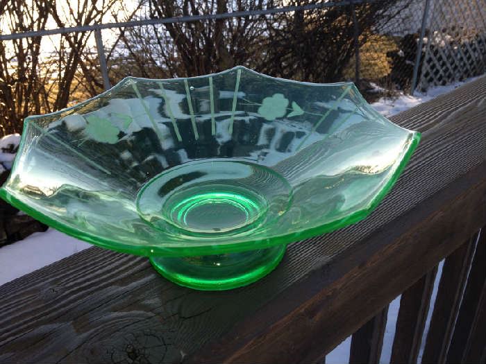 Green Depression etched glass fruit bowl.  Great condition, no cracks or big scratches.  Measures: 9 1/2" W x 4" deep