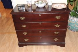 Lateral filing chest with locks.