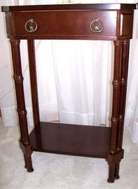                     Vintage lamp table w/shelf