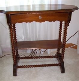                     Lamp table w/drawer & shelf