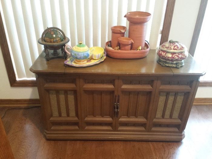 vintage stereo with record player / pottery