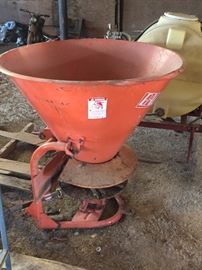 Tractor spreader