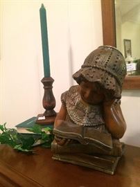"Reading girl" statue