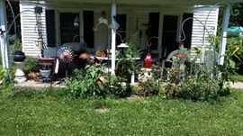 Lots of Lawn and Garden / Lawn Decor.