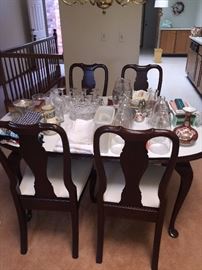 ETHAN ALLEN DINING ROOM TABLE WITH 4 CHAIRS