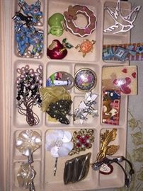 COSTUME JEWELRY-PINS AND BROOCHES