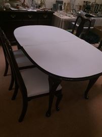 ETHAN ALLEN CLASSIC DINING ROOM TABLE WITH 4 CHAIRS