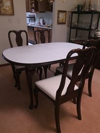 ETHAN ALLEN CLASSIC DINING ROOM TABLE WITH 4 CHAIRS