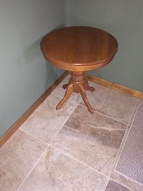 SMALL ROUND TABLE