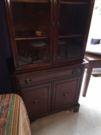 EARLY AMERICAN STYLE CHINA CABINET