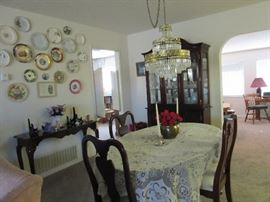 ELEGANT DINING ROOM SET.
