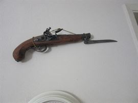 COLLECTIBLE VINTAGE GUN