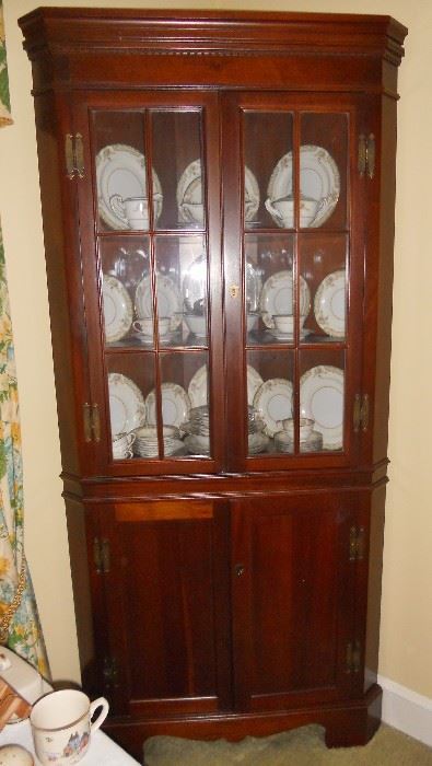 Beautiful mahogany corner cupboard with 3 display shelves and two storage doors