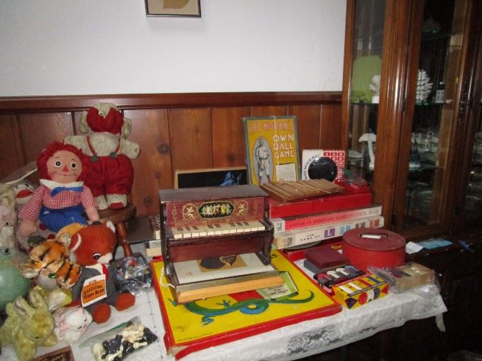 VINTAGE GAMES AND TOY PIANO