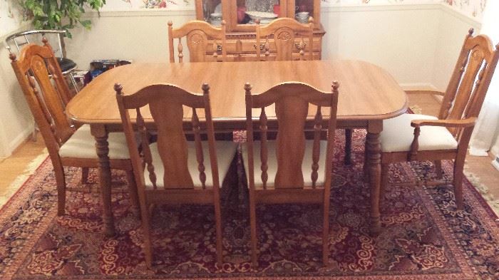 Broyhill dining table, one captains chair, and 5 others. Can also be used as a four place setting 