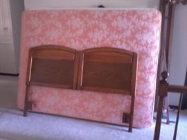 QUEEN BED WTH OAK HEADBOARD