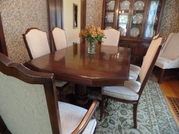 Ethan Allen dining set with 2 leaves and 6 chairs
