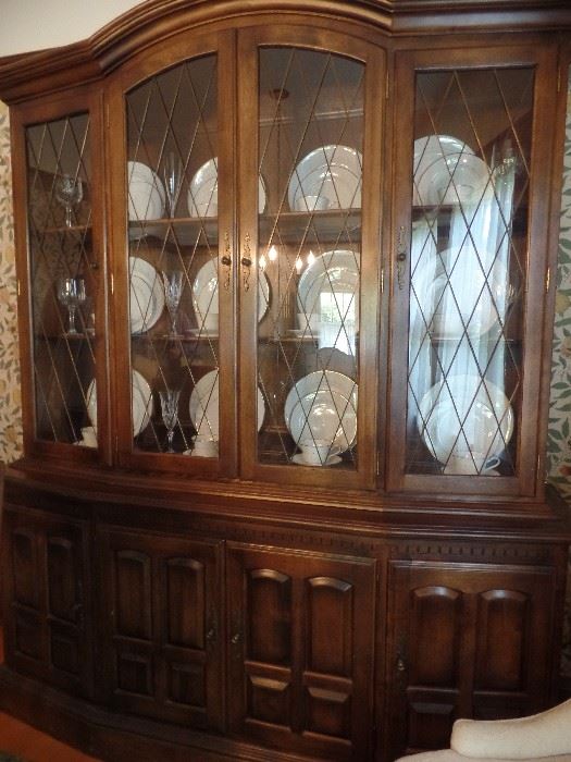 Lovely Ethan Allen china cabinet
