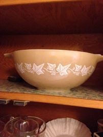 Vintage Pyrex Princess Bowls.. whole set. 